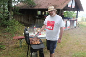 Ortsvereinsvorsitzender am Grill: Jürgen Alt versorgte die Besucher mit Steaks und Bratwürsten.