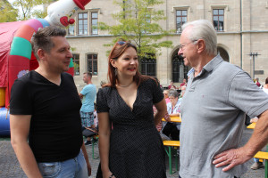 Der Ehrenvorsitzende des SPD-Unterbezirks, Dr. Heinz Köhler (rechts) im Gespräch mit der designierten SPD-Bundestagskandidatin Doris Aschenbrenner und SPD-Kreisvorsitzendem Carsten Höllein.