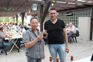 Auf ein gelungenes Weinfest stießen Ortsvereinsvorsitzende Erika Krauß und SPD-Kreisvorsitzender Carsten Höllein an.