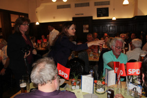 Die designierte SPD-Bundestagskandidatin Doris Aschenbrenner verteilte das Bier an die Besucherinnen und Besucher des Oktoberfestes.