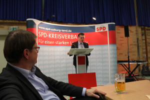 SPD-Kreisvorsitzender Carsten Höllein stellte in seiner Begrüßung den Gast vor.