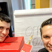 SPD-Stadtverbandsvorsitzender Stefan Sauerteig (links) und SPD-Kreisvorsitzender Carsten Höllein hatten viel Spaß bei der Vorbereitung.