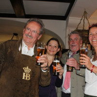 Der Ex-Oberbürgermeister der Stadt München, Christian Ude (links), war der Ehrengast beim Oktoberfest: (von links) die designierte SPD-Bundestagskandidatin Doris Aschenbrenner, Oberbürgermeister Norbert Tesser und Ortsvereinsvorsitzende Peggy Hoffmann.